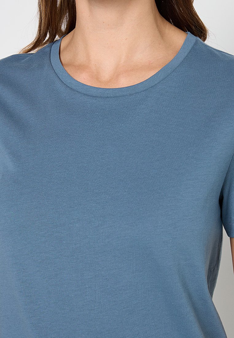 Blaues Baumwoll-T-Shirt mit kurzen Ärmeln und rundem Halsausschnitt, mit glatter Textur und minimalistischem Design, geeignet für Freizeitkleidung.