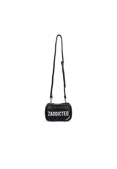 Zwarte, gewatteerde schoudertas met een ritsluiting, voorzien van de tekst "ZADDICTED" in het wit aan de voorkant, een verstelbare schouderband en een gladde textuur.