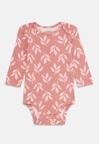 Langermet baby body i myk rosa bomull med bladmønster. Har trykknapper i bunnen for enkel påkledning.