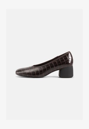 Zapato de charol marrón con patrón de cocodrilo, puntera redonda y un chunky tacón de bloque negro. Textura suave con costuras en contraste sutil.