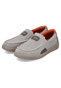 Chaussures slip-on grises avec un tissu texturé, doublure orange, accents en cuir marron et semelle en caoutchouc. Présente des coutures et un détail de logo.