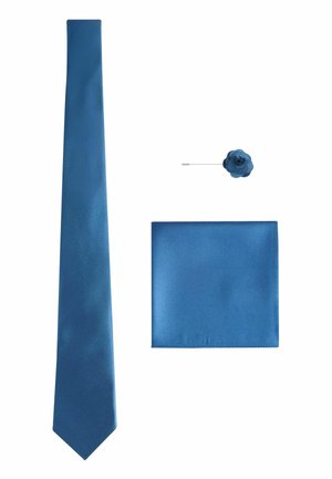 Blaues Satin-Herrenkrawatte, passendes Einstecktuch und Blumenanstecknadel auf weißem Hintergrund angeordnet.