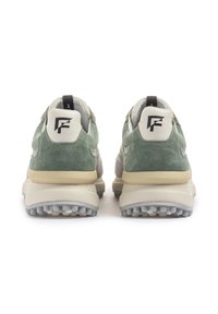 Grüne und graue Wildledersneaker mit strukturiertem Obermaterial, verstärktem Absatz und cremefarbener Zwischensohle. Auffällige Logodetails auf der Rückseite.