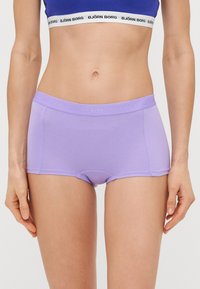 Fialové boxerky s hladkým povrchom, elastický pás so značkou "BJÖRN BORG" a priliehavý strih pre pohodlie.