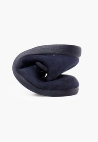 Zapato azul marino con parte superior de tela texturizada, forma curva y suela de goma plana. Presenta un diseño plegado para un almacenamiento compacto.