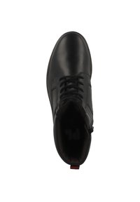 Bota alta de cuero negro con cordones y cremallera lateral. Punta redondeada, superficie texturizada y detalle de forro marrón. Asa roja en el talón.