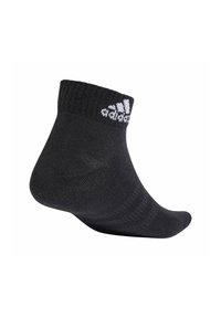 Czarne skarpetki sięgające kostek, wykonane z materiału o fakturze, z prążkowanym ściągaczem i białym logo Adidas na górze.