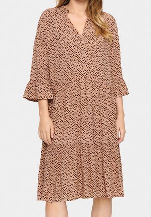 Vestido midi marrón con lunares negros, escote en V, mangas acampanadas y falda en capas. Fabricado en tejido ligero con una textura fluida.