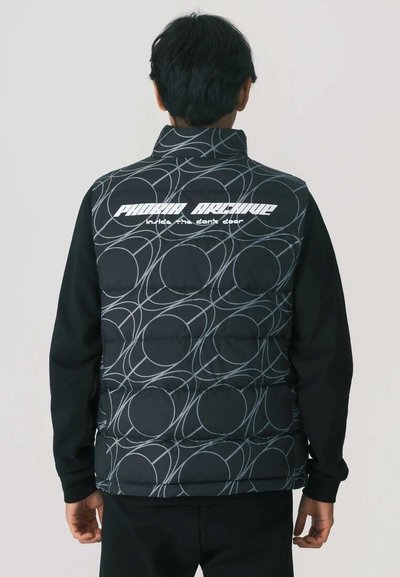 Gilet imbottito nero con un motivo circolare geometrico bianco sul retro. Presenta il testo "PHOBIA ARCHIVE" in grassetto bianco.