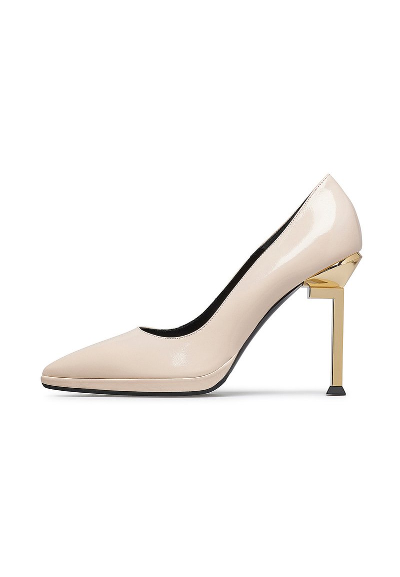Décolleté in vernice beige con punta affusolata e tacco angolare dorato. Fodera interna nera testurizzata, design elegante e sottile dettaglio nero sulla suola.