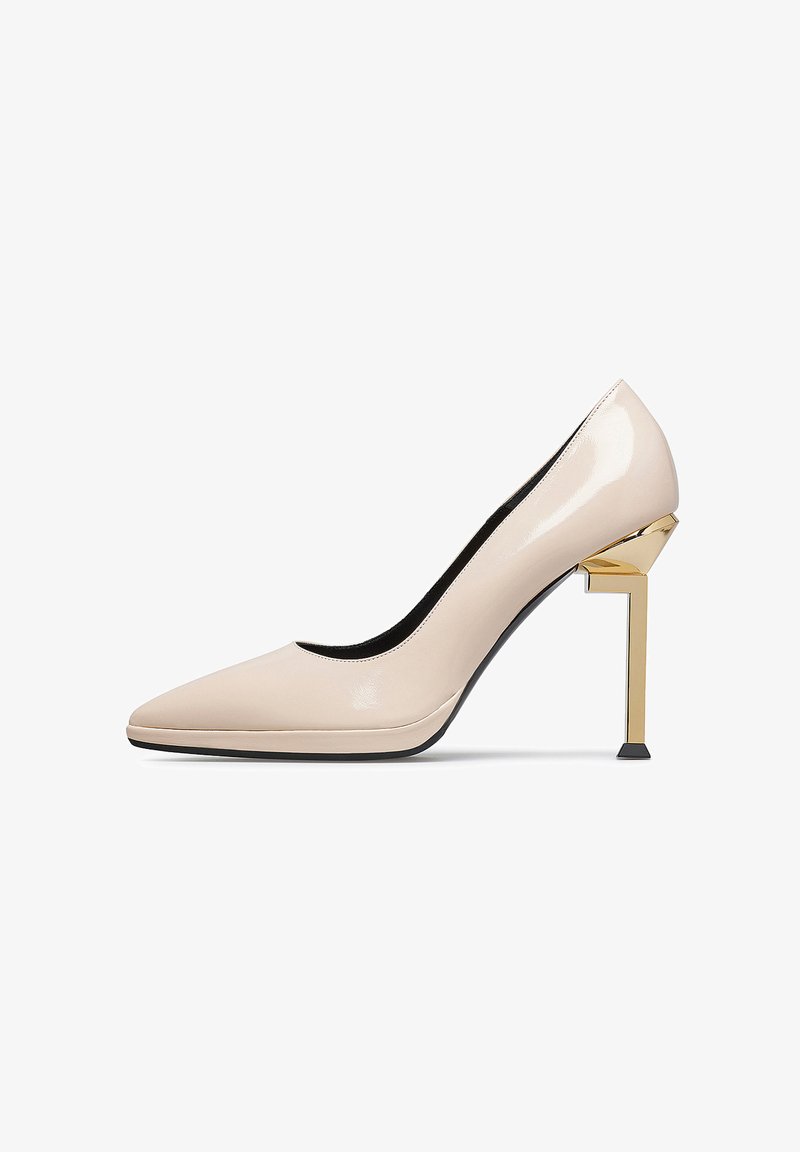 Décolleté in vernice beige con punta affusolata e tacco angolare dorato. Fodera interna nera testurizzata, design elegante e sottile dettaglio nero sulla suola.