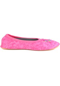 Heldere roze balletschoen met een gestructureerde bovenkant, zachte voering en een ronde neus. Kenmerkt zich door een vlinderaccent op de bovenkant en een flexibele zool.