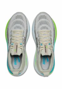 Scarpe da ginnastica grigio chiaro con un design in rete traspirante, dettagli blu e verdi, lacci piatti e colletto imbottito per il supporto.