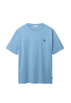 Hele sinise lühikeste varrukatega T-särk ümara kaelusega ja väikese tumelilla tikitud korallilogoga vasakul rinnal.