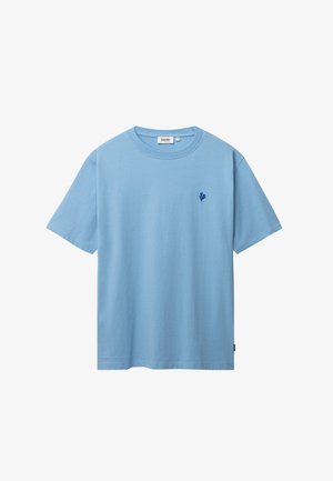 Šviesiai mėlynas trumpomis rankovėmis marškinėliai su apvalia apykakle ir mažu tamsiai mėlynu siuvinėtu koralų logotipu kairėje krūtinės pusėje.