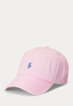 Lyserosa baseballcaps med en liten blå brodert polospiller-logo midt foran.