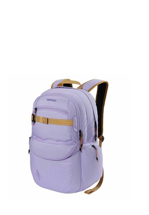 Sac à dos lavande avec plusieurs compartiments zippés, bretelles marron réglables et une sangle avant à boucle pour un soutien supplémentaire.