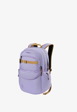 Sac à dos lavande avec plusieurs compartiments zippés, bretelles marron réglables et une sangle avant à boucle pour un soutien supplémentaire.