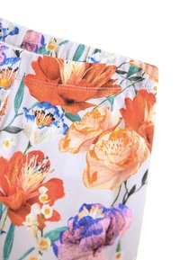 Tissu à motif floral en gris clair avec des fleurs vives orange, rose et bleue, accompagnées de feuilles vertes ; texture lisse, taille élastique.