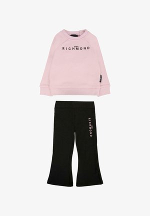 Roze sweatshirt met geribbelde manchetten en een zwart tekstlogo, gecombineerd met zwarte flared broek met een roze logoprint langs de zijkant.