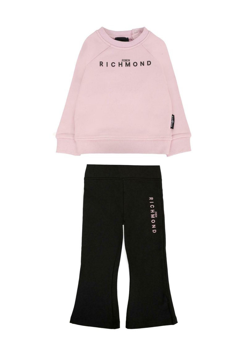Felpa rosa con polsini a coste e logo in testo nero, abbinata a pantaloni flared neri con stampa del logo rosa lungo il lato.