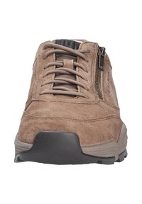 Baskets en daim marron avec tissu texturé, dotées de lacets et d'une fermeture éclair sur le côté. Bout arrondi et semelle en caoutchouc avec motifs de traction.