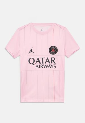 Camisola de futebol rosa do Paris Saint-Germain com mangas curtas, finas riscas verticais, logótipo Jordan, emblema do clube e texto do patrocinador Qatar Airways.