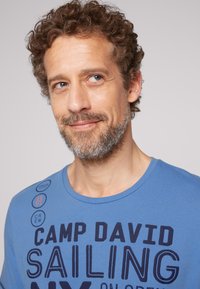 Camp David - T-shirt z nadrukiem