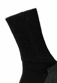 Schwarze Socke mit einem gerippten, strukturierten oberen Teil und einem glatten unteren Abschnitt, der ein farbblockiertes Design in Grau aufweist.