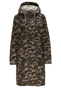 Chaqueta parka de camuflaje en tonos de marrón y verde, que presenta una capucha, cierre frontal con cremallera, cintura con cordón ajustable y acentos bordados en las mangas.