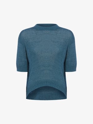 Niebieski dzianinowy sweter z krótkim rękawem, wysokim okrągłym dekoltem i zaokrąglonym asymetrycznym dołem — przód krótszy niż tył.