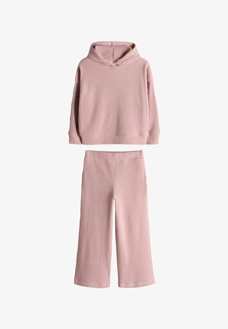 Roze geribbelde gebreide capuchontrui met bijpassende wijde broek, beide ontworpen voor een comfortabele, casual pasvorm.