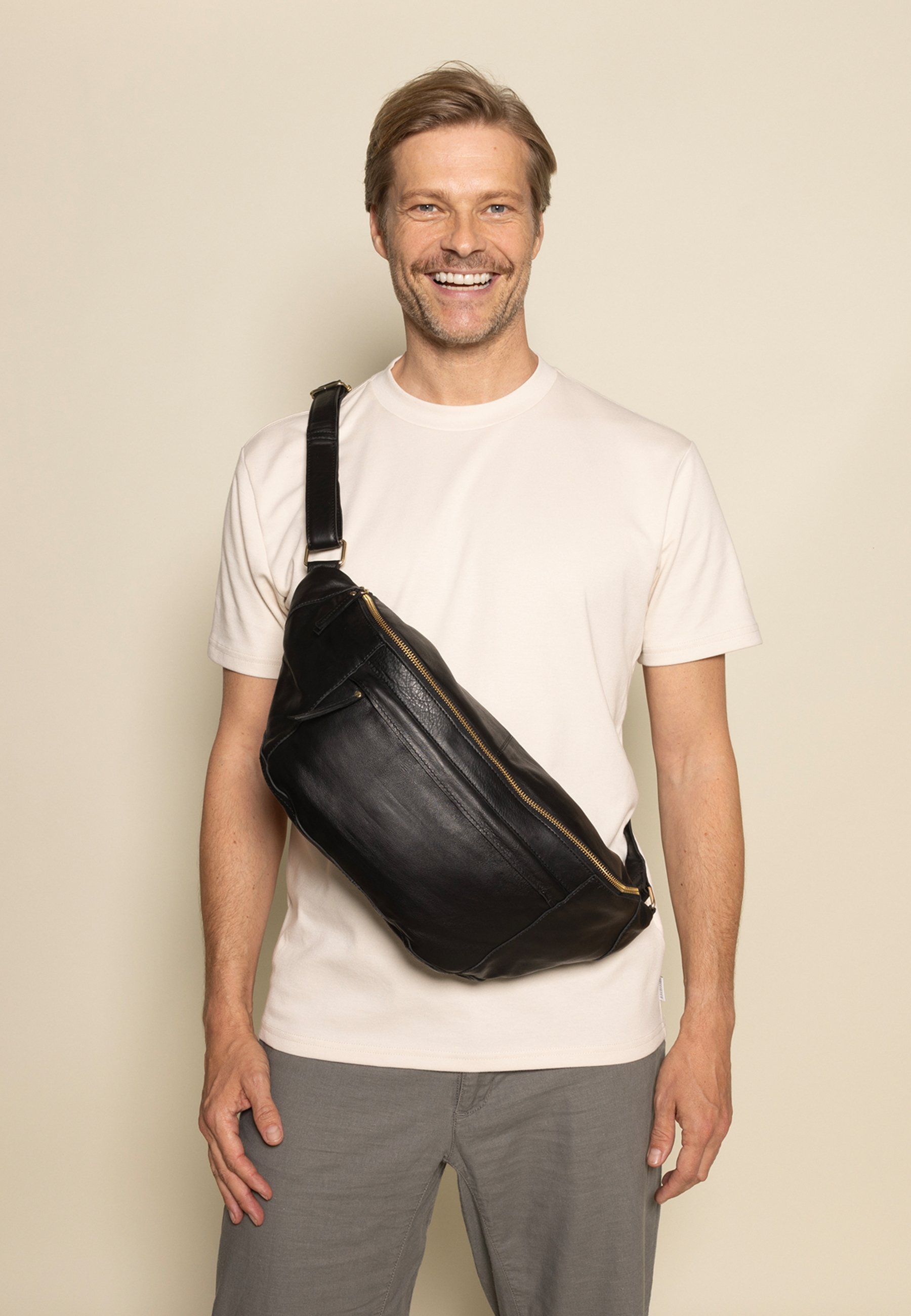 Gusti Leder ESBEN Umhängetasche schwarz