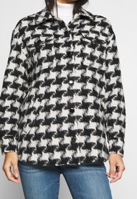 Guess Abrigo clásico - black