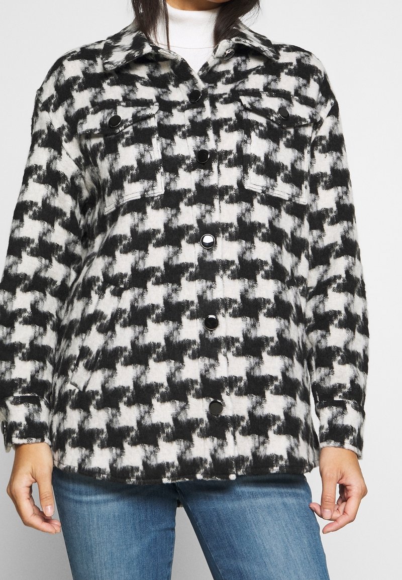 Guess Abrigo clásico - black