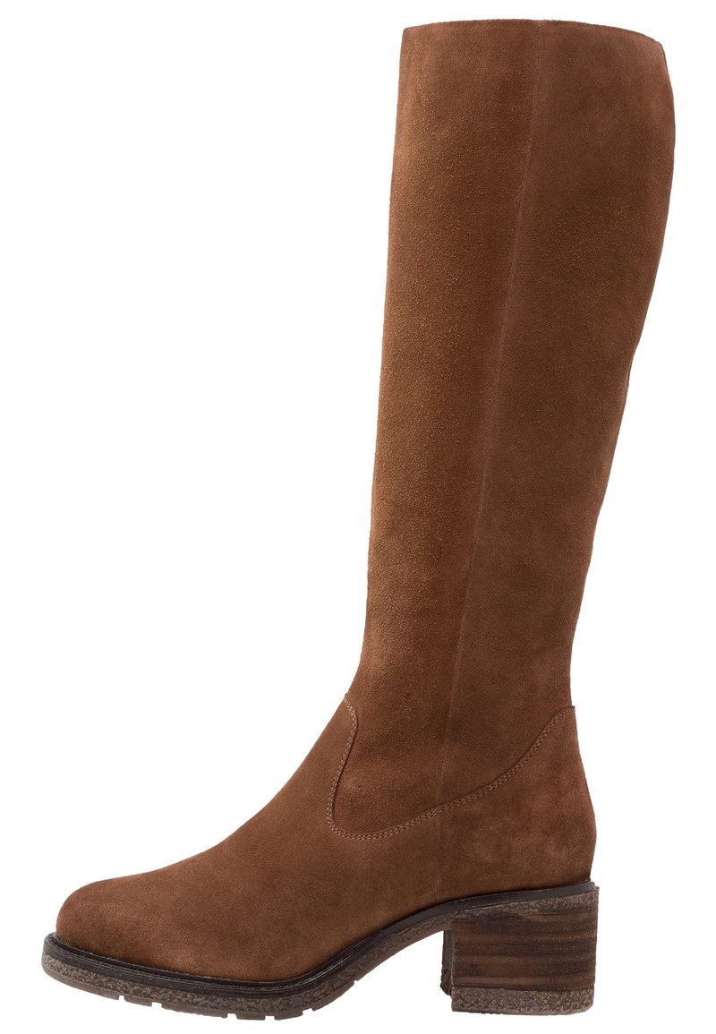 Botas altas de ante marrón con punta redonda, recortes laterales curvados y un tacón de madera apilado. Textura suave con un acabado mate.