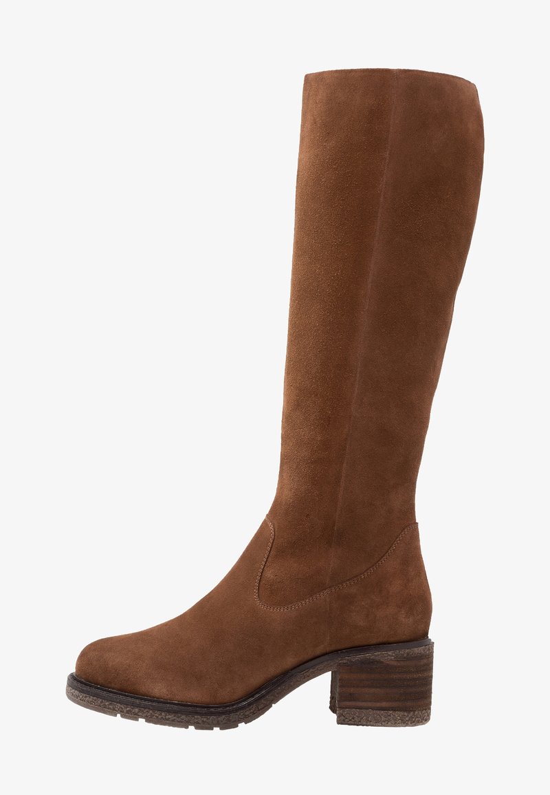 Botas altas de ante marrón con punta redonda, recortes laterales curvados y un tacón de madera apilado. Textura suave con un acabado mate.