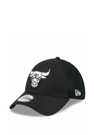 Schwarze Baseballkappe aus Mesh mit einem weißen Chicago Bulls-Logo auf der Vorderseite und dem New Era-Logo an der Seite, mit gebogenem Schirm und Aufkleber auf dem Schirm.