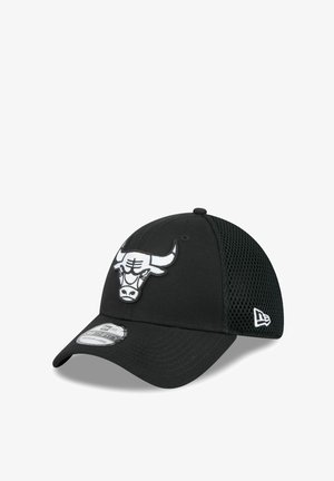 Schwarze Baseballkappe aus Mesh mit einem weißen Chicago Bulls-Logo auf der Vorderseite und dem New Era-Logo an der Seite, mit gebogenem Schirm und Aufkleber auf dem Schirm.