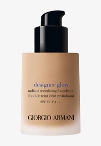 Beige glazen foundationfles met een zwarte pompdeksel. Het etiket toont "Designer Glow" in het blauw, merk "Giorgio Armani" in het zwart, SPF 15.