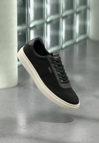 Неизбран, black