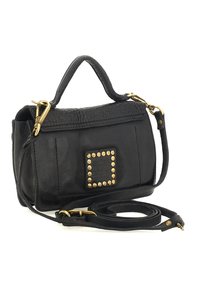 Borsa a mano in pelle nera con finitura testurizzata, hardware dorato, dettaglio borchiato sul fronte e tracolla removibile. Design compatto.