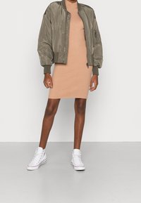 Even&Odd Robe fourreau - camel