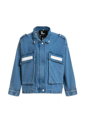 Chaqueta vaquera azul con dos grandes bolsillos delanteros con solapa que presentan detalles de botones a presión blancos y hombreras.