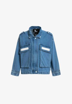 Chaqueta vaquera azul con dos grandes bolsillos delanteros con solapa que presentan detalles de botones a presión blancos y hombreras.