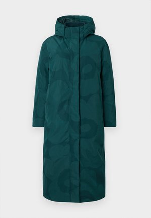 Lång, huva kappan i mörk teal med en slät, matt yta. Har en enkel design och subtila blommönster i en något mörkare nyans.