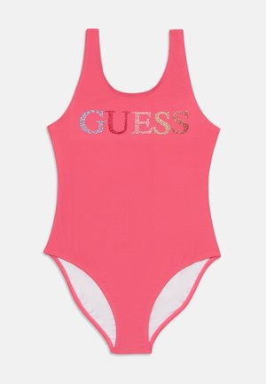 Rózsaszín egyrészes fürdőruha, széles pántokkal és kerek nyakkivágással, az elején a "GUESS" felirat multicolor strasszkövekből.