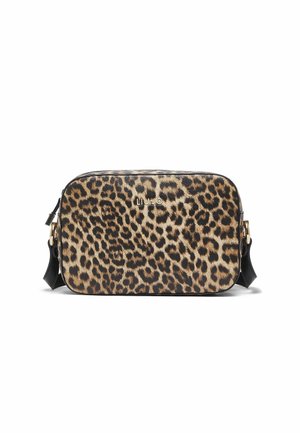 Bolso bandolera rectangular con estampado de leopardo, correa negra ajustable, detalles metálicos en tono dorado y pequeño logo en el frente.