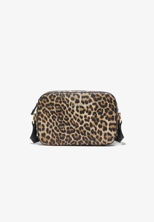 Bolso bandolera rectangular con estampado de leopardo, correa negra ajustable, detalles metálicos en tono dorado y pequeño logo en el frente.