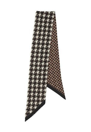 Długi szalik z czarno-białym wzorem pepitki po jednej stronie oraz małym wzorem w kratkę w kolorach czarnym, pomarańczowym i niebieskim po drugiej stronie.